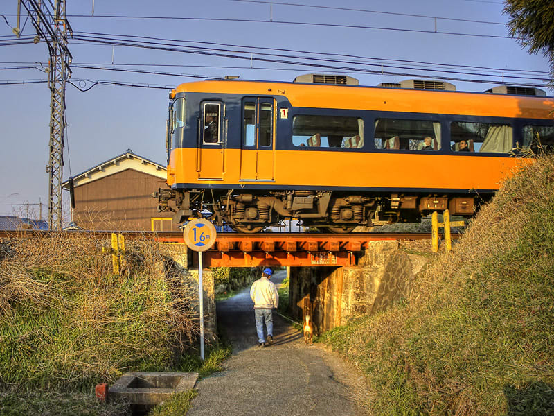 吉野特急,低いガード,１６０００系,近鉄南大阪線二上山駅二上神社口駅間,低い鉄橋,散歩道,近鉄電車写真館,近鉄特急,撮影ポイント,田舎の道,高さ１．６ｍ制限,奈良県香芝市畑５丁目