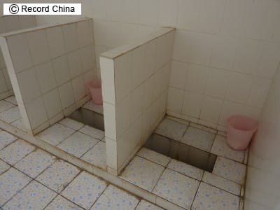 外国人がウンザリする中国の公衆トイレ ドアなし 仕切りなし 溝1本 中国紙 お役立ち情報ブログ