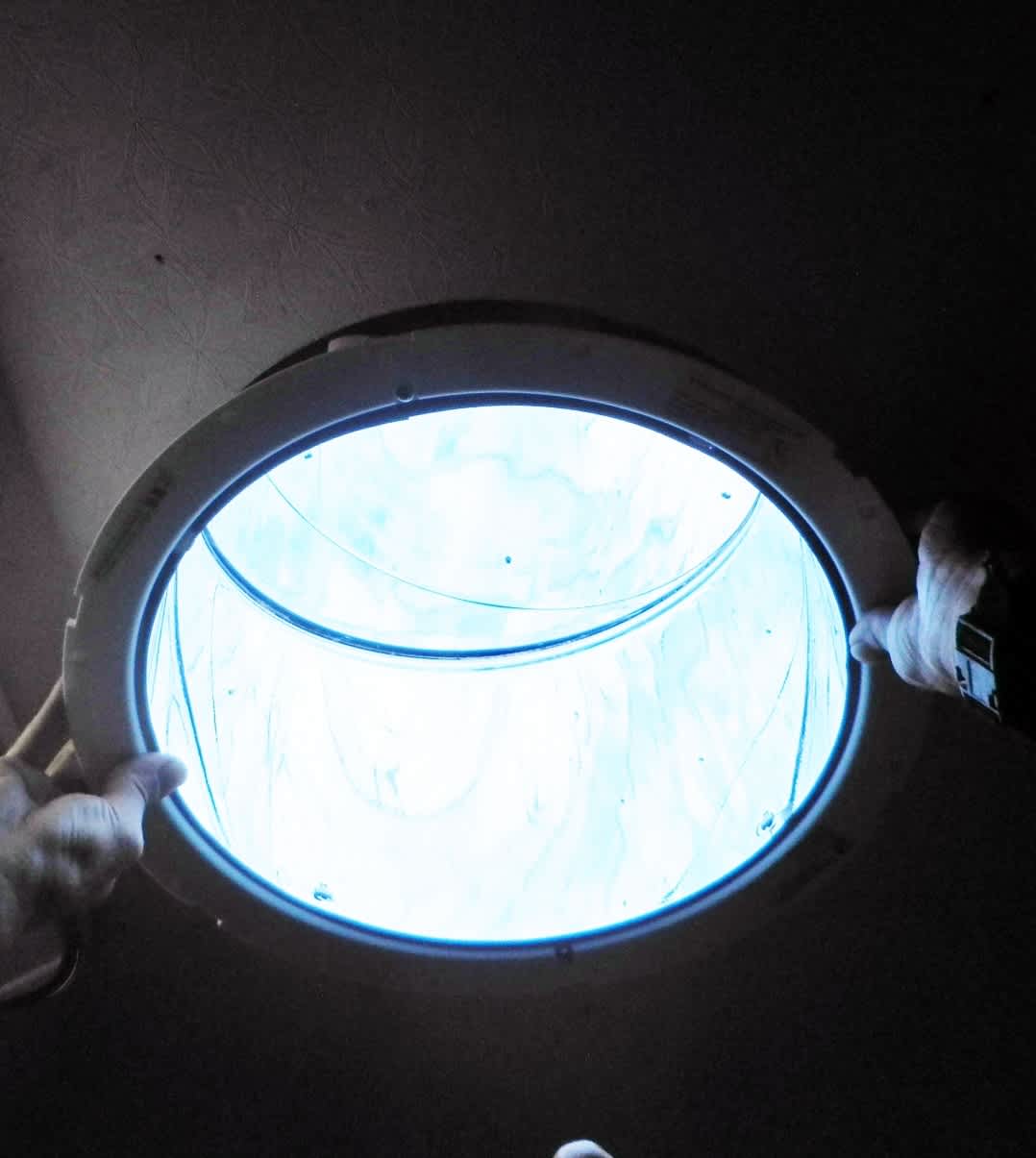 太陽光照明の取付2 やね・外装リフォ－ムと太陽光エコ照明システム