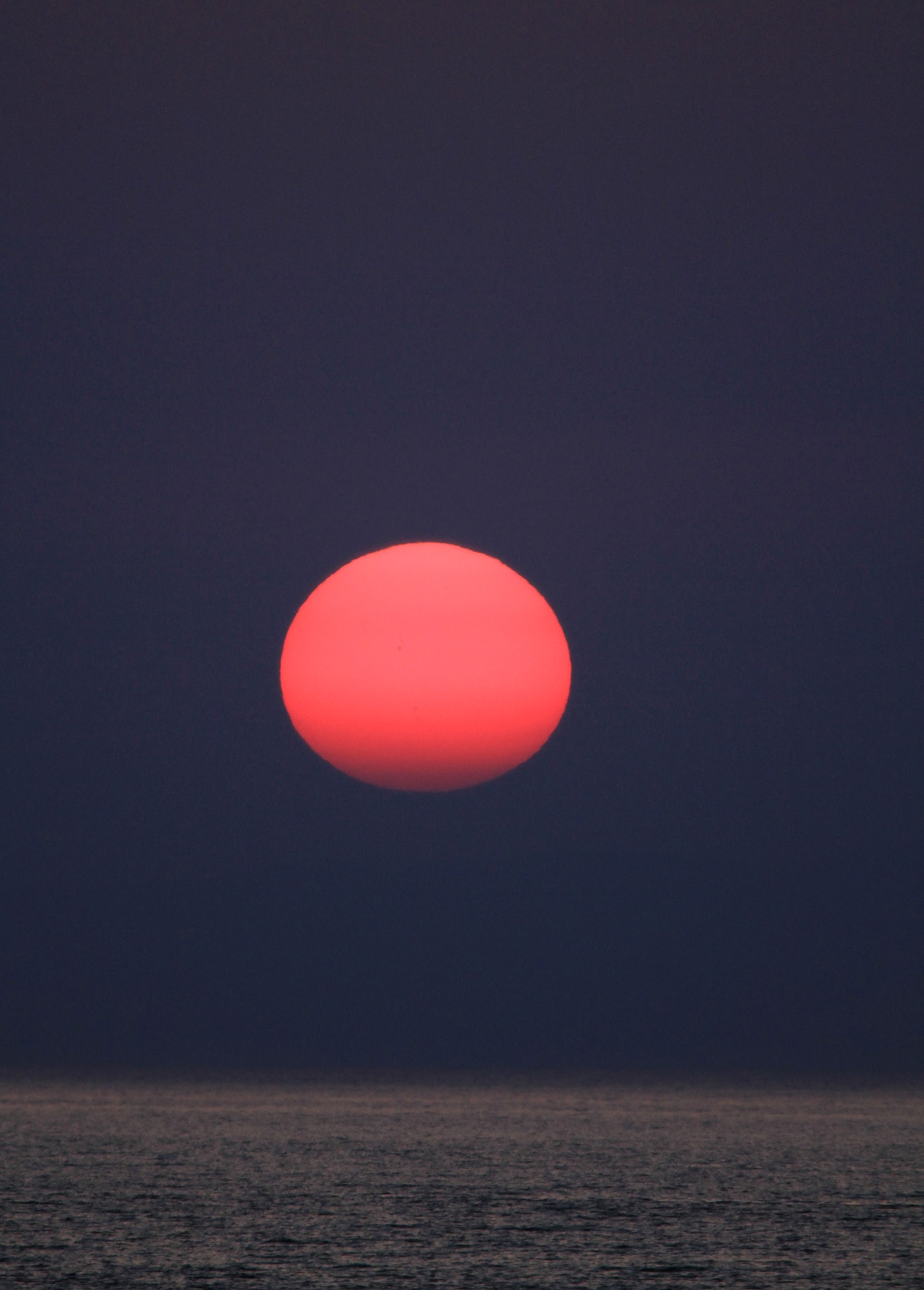 背景が黒いので赤が目立つ夕日 海彩空間 プラス