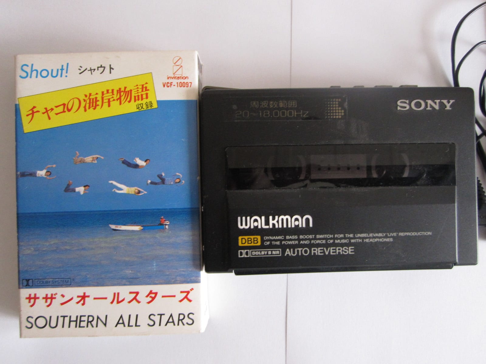 カセットテープとウォークマンの画像