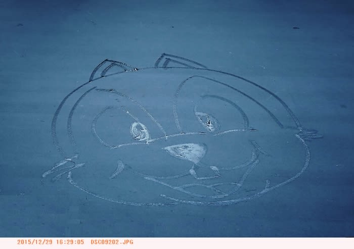 ほうきで描いたミッキーの絵 カストーディアルアート ｔｄｌ 都内散歩 散歩と写真